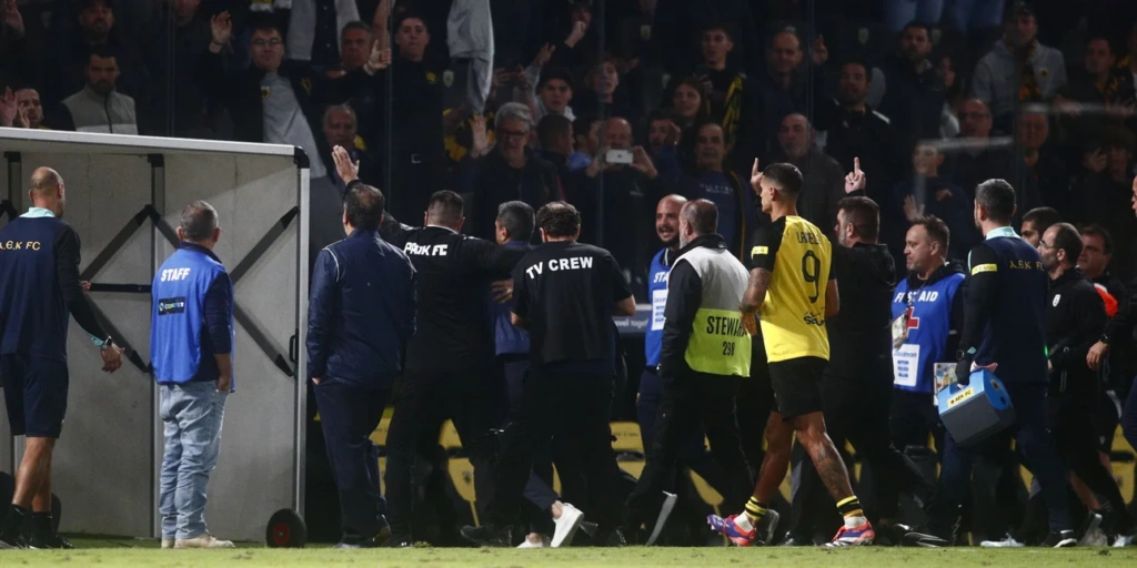 ΕΛ.ΑΣ.: Συνελήφθησαν 9 άτομα στο ντέρμπι ΑΕΚ-ΠΑΟΚ – 27χρονος μπήκε στον αγωνιστικό χώρο