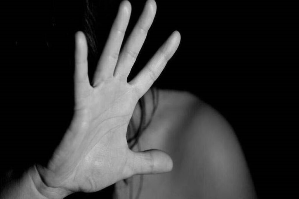 Ένοχος πρώην σύντροφος γνωστής αθλήτριας που ασελγούσε στην κόρη της