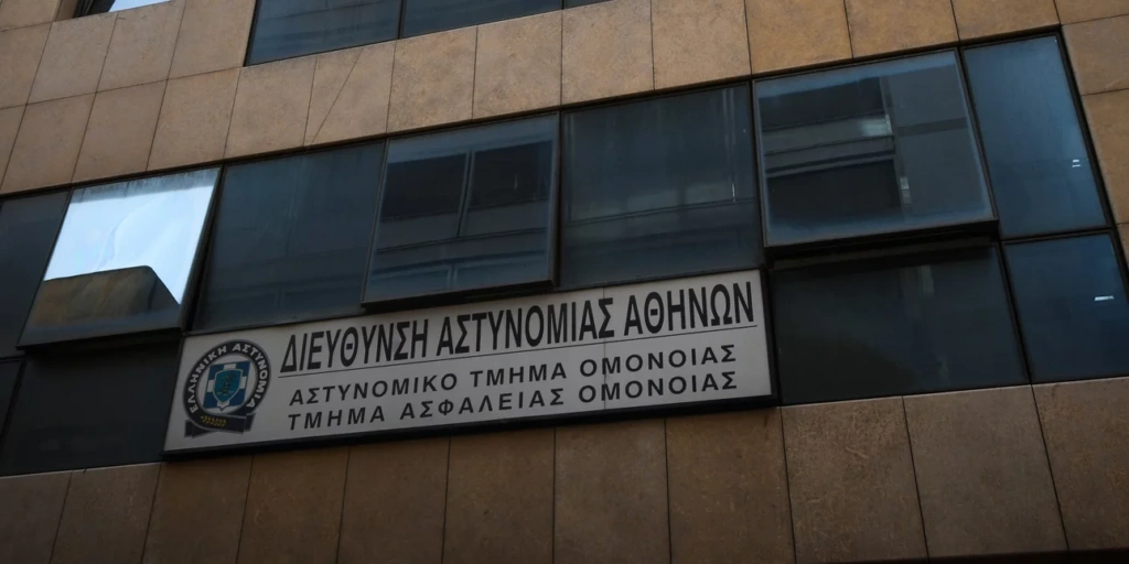 «Ξηλώθηκε» ο διοικητής του ΑΤ Ομονοίας, μετά από αυτοκτονία και απόδραση κρατουμένων