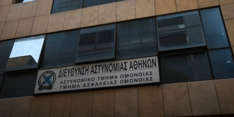 «Ξηλώθηκε» ο διοικητής του ΑΤ Ομονοίας, μετά από αυτοκτονία και απόδραση κρατουμένων