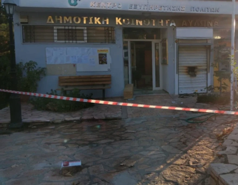 Ισχυρή έκρηξη στο δημαρχείο Αυλώνα – Άρπαξαν 93.000 ευρώ από το ΑΤΜ στον πρόθαλαμο [εικόνες- βίντεο]