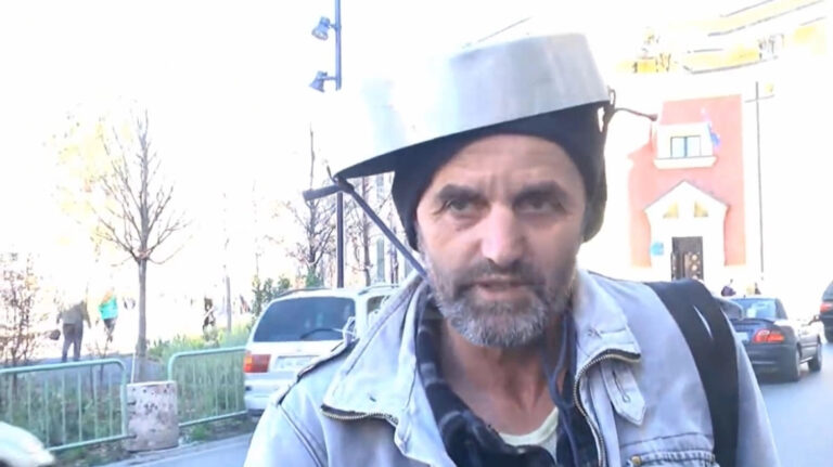 Τίρανα: Ποιος είναι ο διαδηλωτής που πέταξε γιαούρτι και αβγά στον Μπελέρη