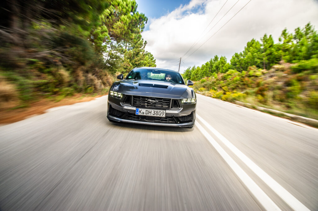 Κάναμε 1.400 χιλιόμετρα με τη νέα Ford Mustang Dark Horse των 453 ίππων