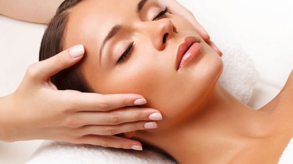 8+1 tips για να έχετε το πιο λαμπερό πρόσωπο