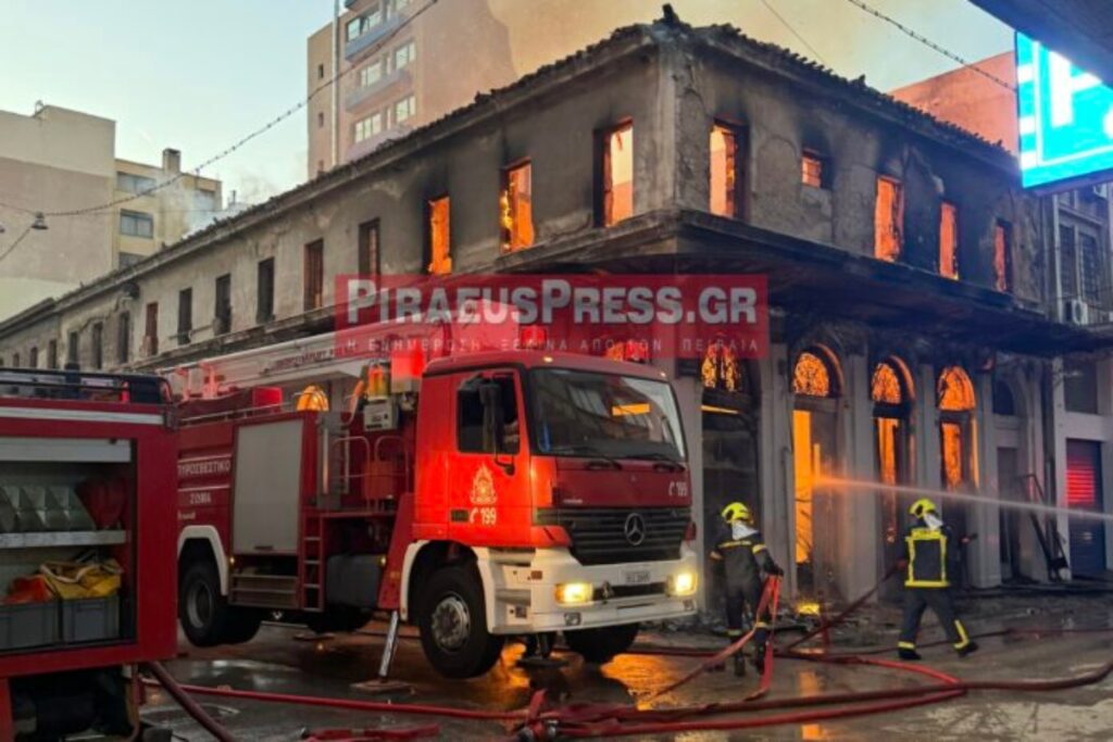 Φωτιά στον Πειραιά: Ήχησε το 122 – «Κλείστε τα παράθυρα» – Αλλαγές στα δρομολόγια στη Γραμμή 1