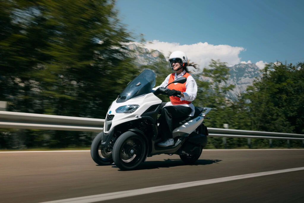 Ήρθε το νέο Piaggio MP3 310 και μπορεί να οδηγηθεί με δίπλωμα αυτοκινήτου!*