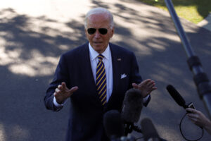 Τζο Μπάιντεν κατά του Τζο Μπάιντεν που αποκάλεσε «σκουπίδια» τους υποστηρικτές του Τραμπ