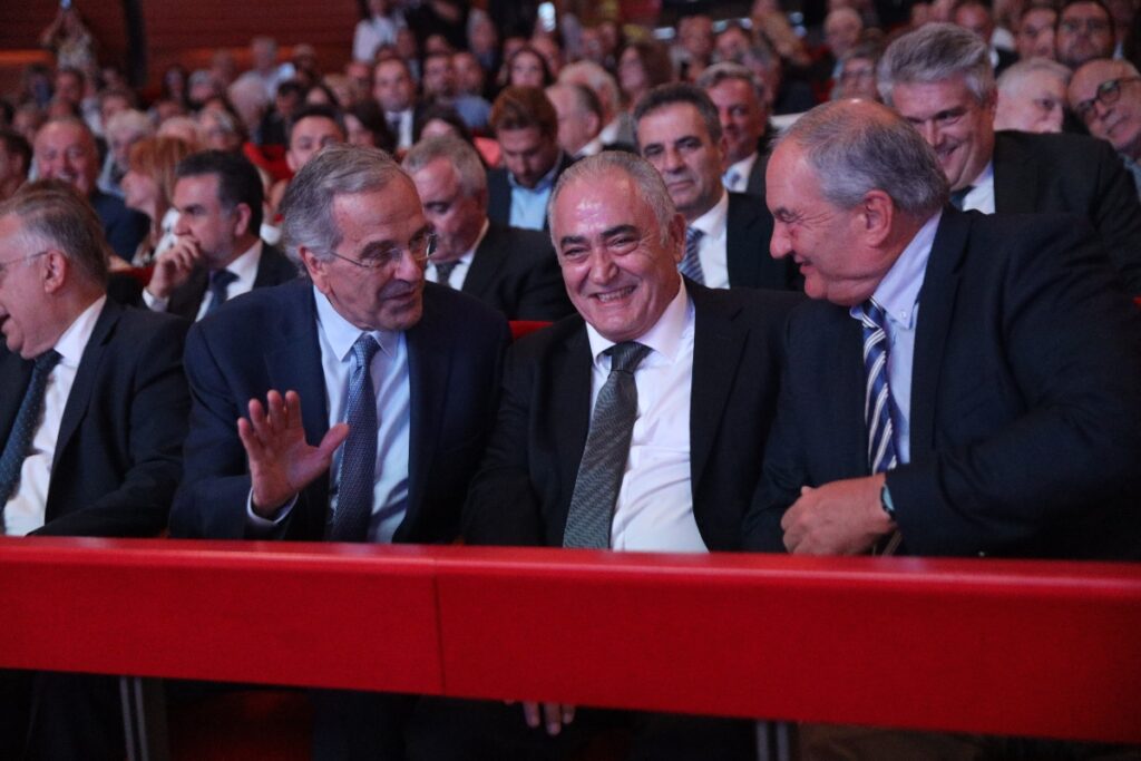 Καραμανλής-Σαμαράς: Νέα κοινή επανεμφάνιση – Η θερμή χειραψία και τα «πηγαδάκια» [βίντεο]