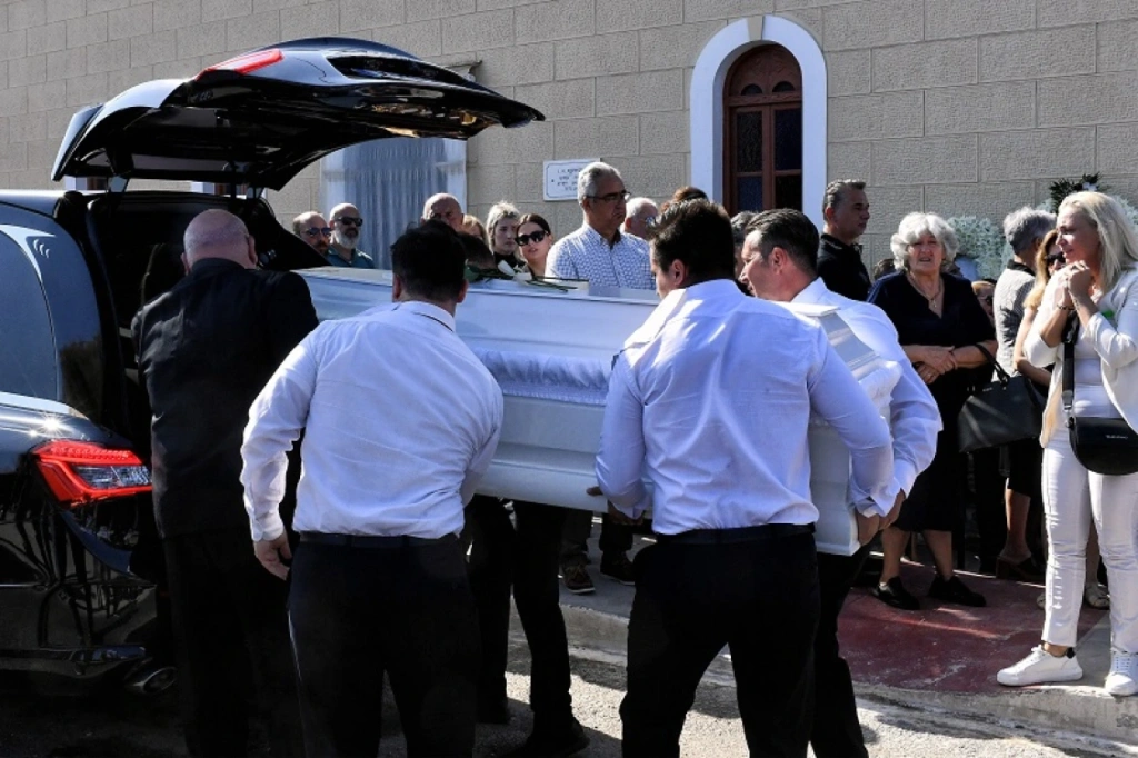 Φωτιά στο Ξυλόκαστρο: Bαθιά συγκίνηση στο τελευταίο αντίο στους δύο άνδρες που βρήκαν τραγικό θάνατο [εικόνες- βίντεο]