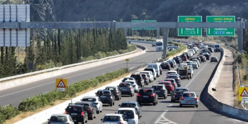 Κίνηση: Κυκλοφοριακό κομφούζιο στην Αθηνών και την Παραλιακή λόγω τροχαίων