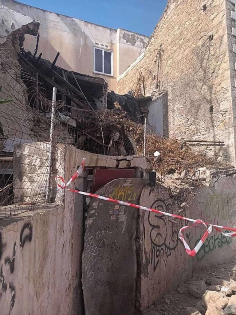 Αναστάτωση στο Ηράκλειο: Κατέρρευσε τμήμα παλαιού κτίσματος στο κέντρο της πόλης