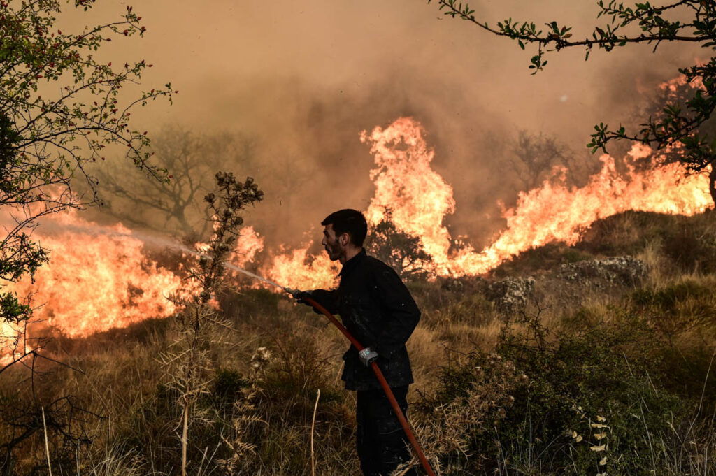 Φωτιά στην Κορινθία: 50.000 στρέμματα έχουν γίνει στάχτη – Επιχειρούν 478 πυροσβέστες και 22 ε