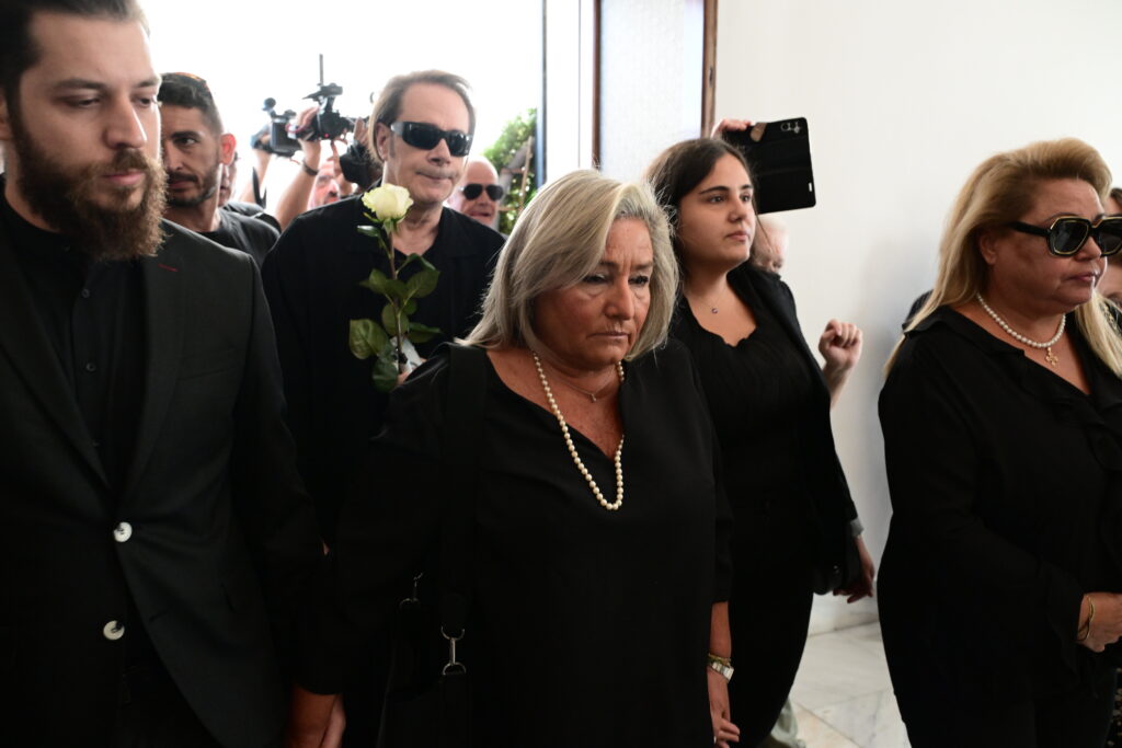 Μίμης Πλέσσας: Συντετριμμένη μαυροφορούσα η Λουκίλα Καρρέρ – Κλαίει πάνω από το φέρετρο