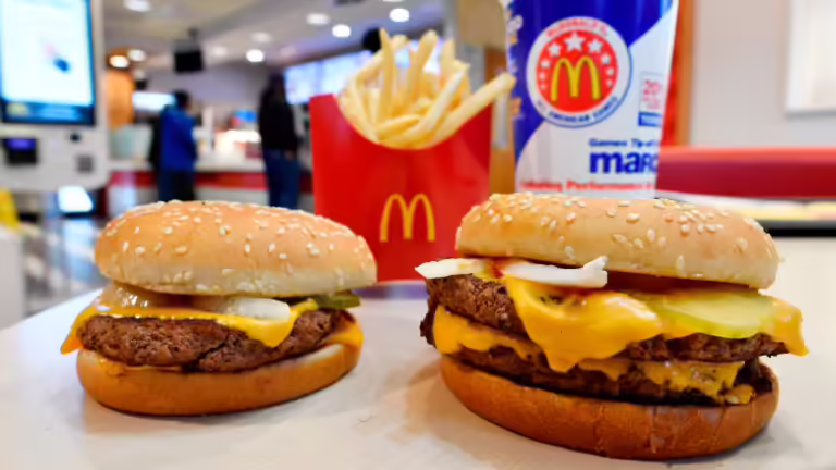 Τα κρεμμύδια σε χάμπουργκερ της McDonald’s αρρώστησαν πάνω από 90 ανθρώπους