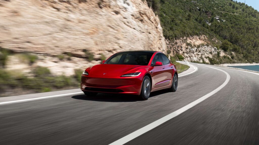 Ήρθε το Tesla Model 3 που πάει Αθήνα-Θεσσαλονίκη… χωρίς στάση!