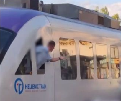 Hellenic Train: Απολύθηκε ο ελεγκτής των τρένων που μιλούσε στο κινητό εν ώρα εργασίας [βίντεο]