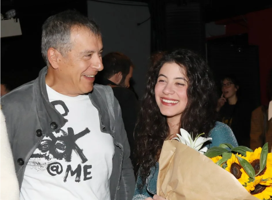 Σταύρος Θεοδωράκης: H σπάνια κοινή εμφάνιση με την κόρη του – Την καμάρωσε στο θέατρο [εικόνες]