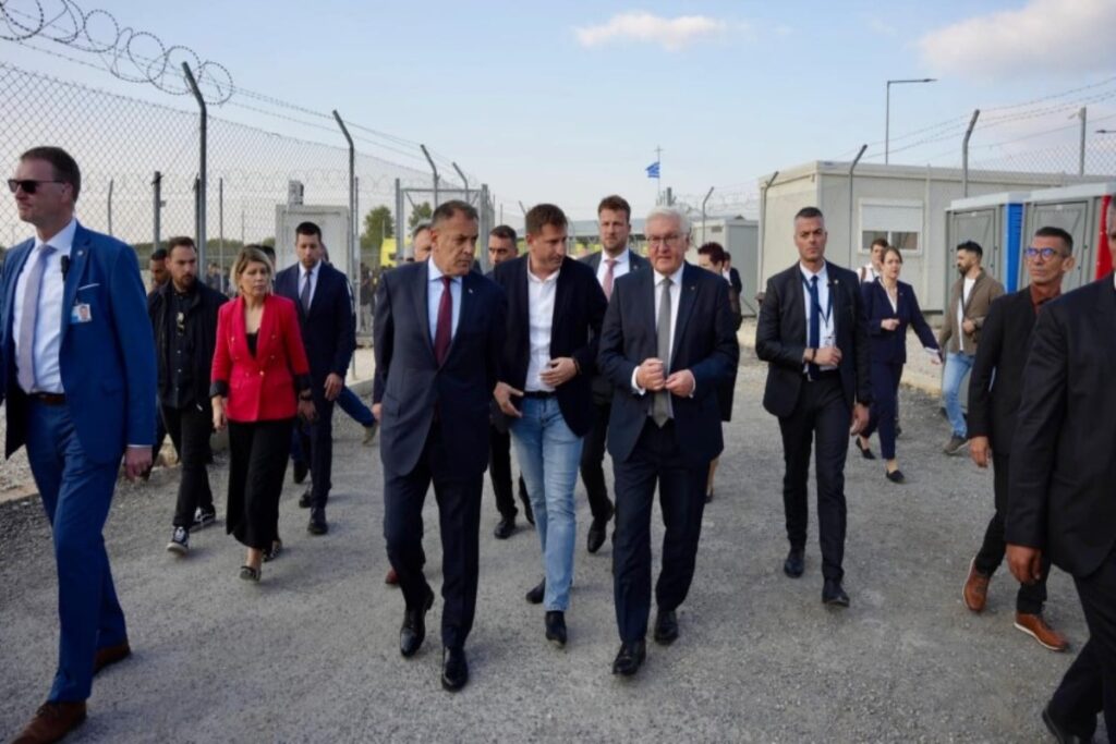 Σταϊνμάιερ: Επισκέφθηκε τη δομή φιλοξενίας στην Μαλακάσα – Παρών και ο Παναγιωτόπουλος