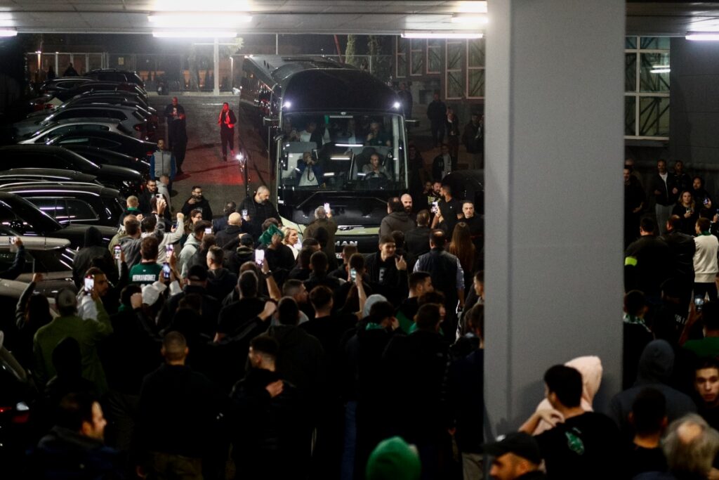 Παναθηναϊκός: Αποθεωτική υποδοχή στο ΟΑΚΑ από 1.000 οπαδούς των πρασίνων, μετά τη νίκη στο ΣΕΦ