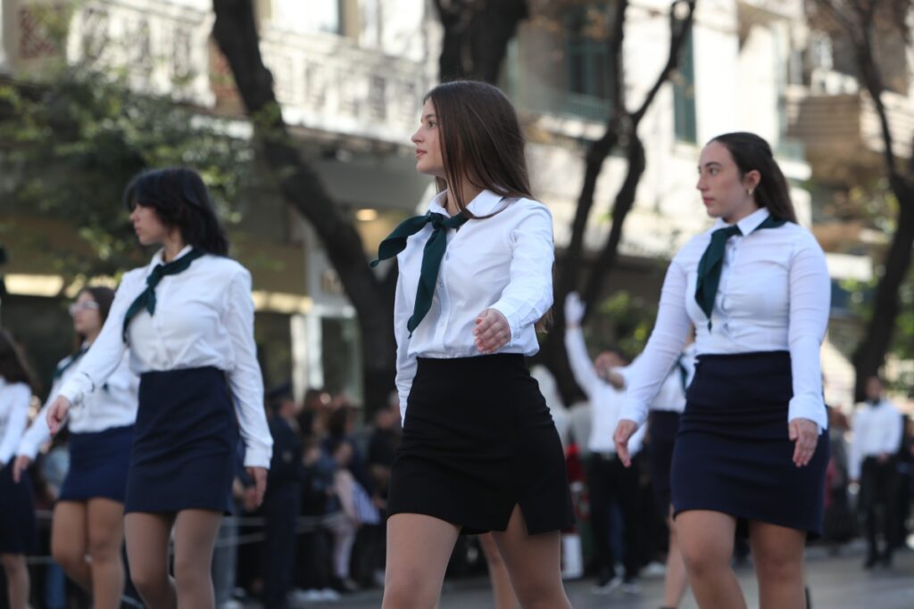 Καιρός: Με καλοκαιρινές συνθήκες η παρέλαση – Υψηλές θερμοκρασίες για την εποχή