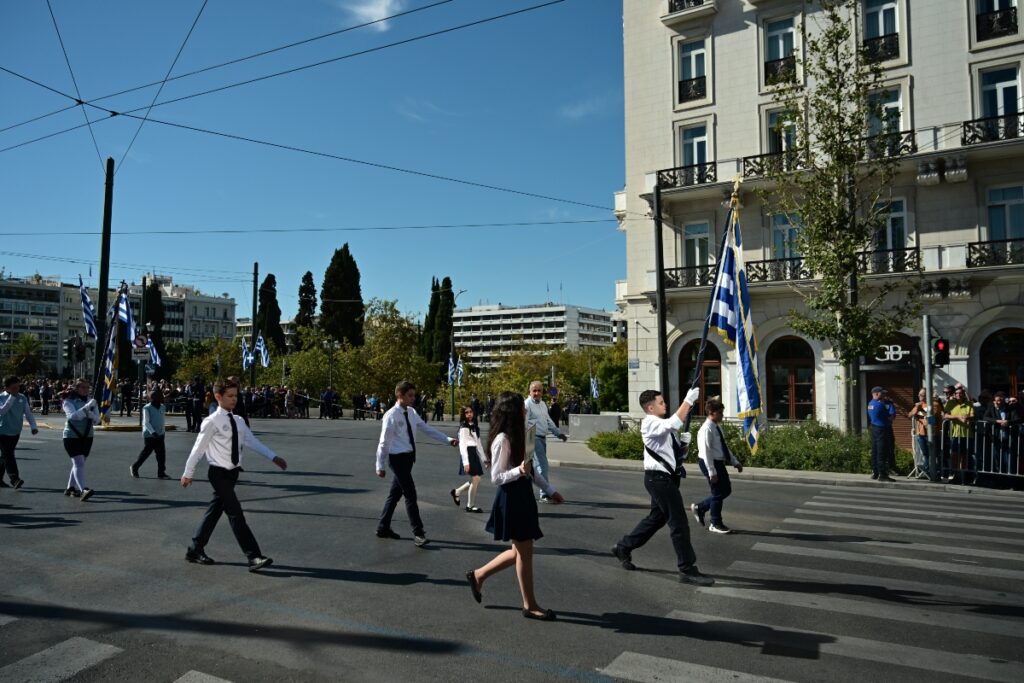28η Οκτωβρίου: Ολοκληρώθηκε η μαθητική παρέλαση στην Αθήνα – Άνοιξε ο σταθμός του Μετρό «Σύντα