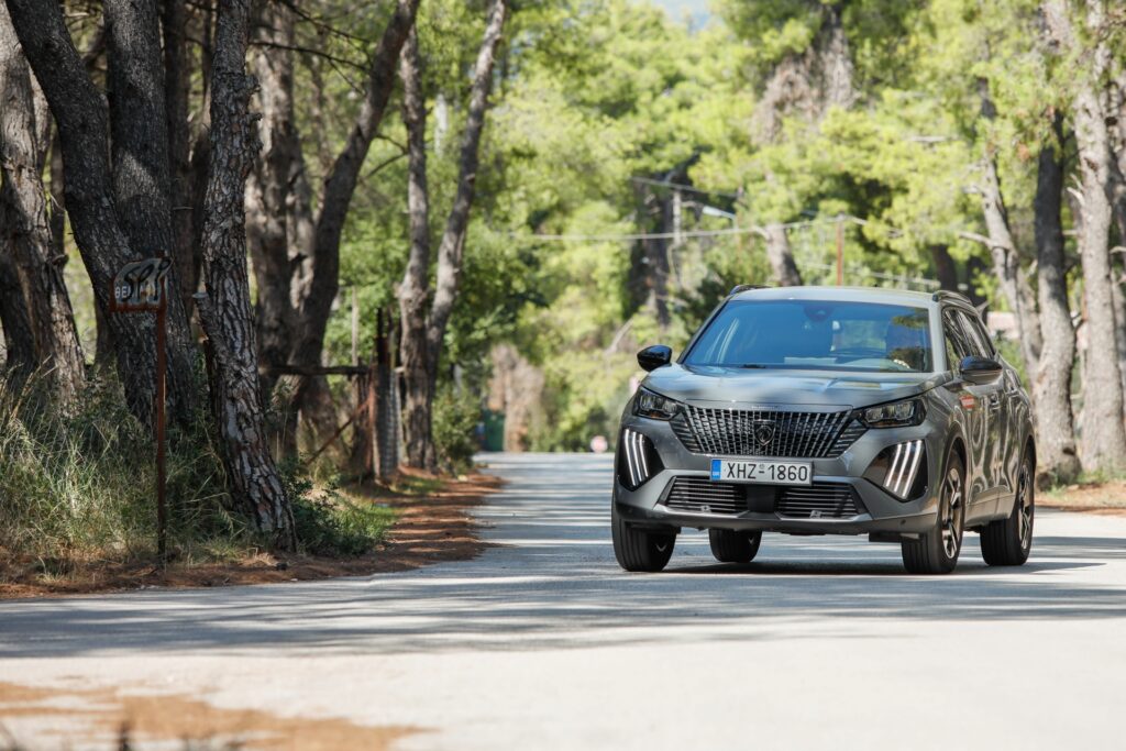 Δοκιμή Peugeot 2008 Hybrid 136: Très Bien
