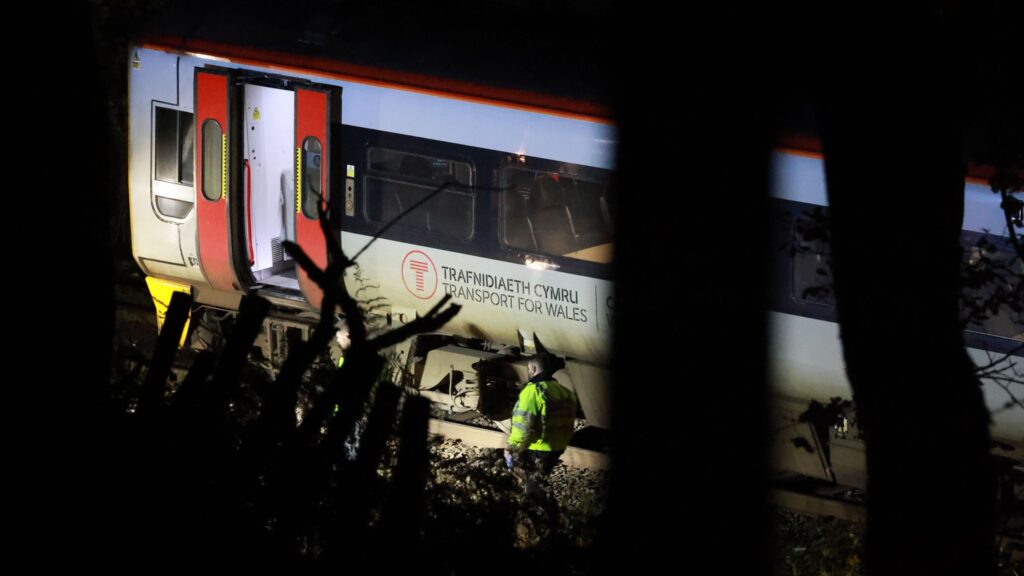 Ουαλία: Ένας νεκρός και 15 στο νοσοκομείο μετά από σύγκρουση δύο τρένων