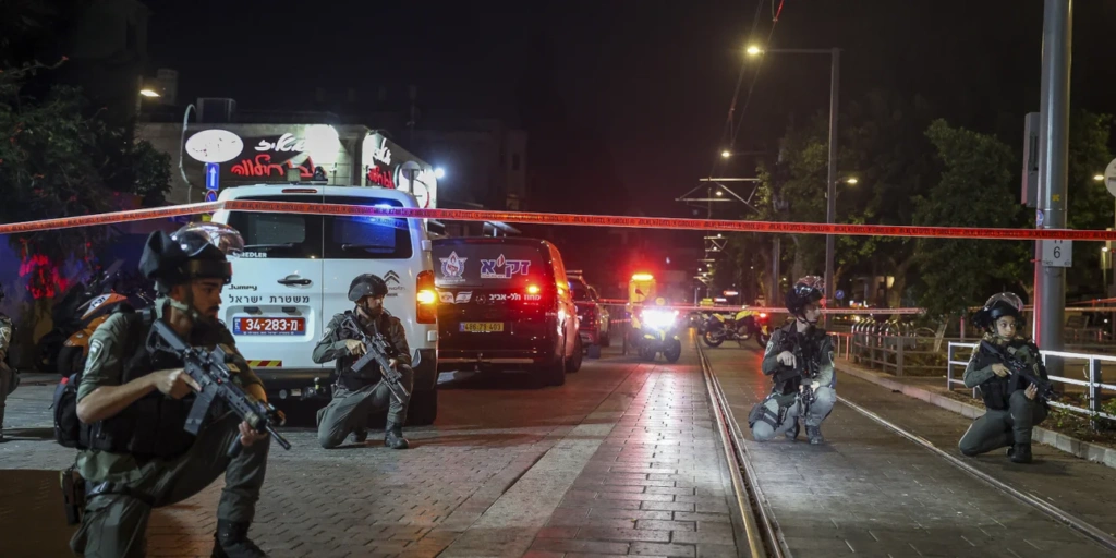 Ισραήλ: Με αναμμένα κεριά τιμούν τη μνήμη των θυμάτων της χθεσινής επίθεσης στη στάση του τραμ