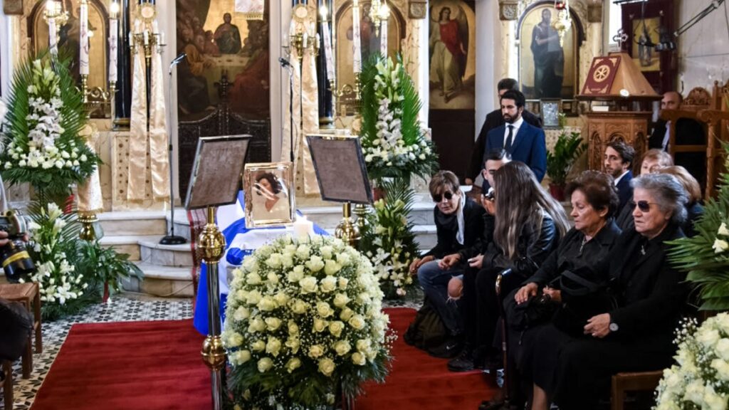 Βάσω Παπανδρέου: Βαρύ το κλίμα στην κηδεία της – Η επιθυμία της οικογένειάς της