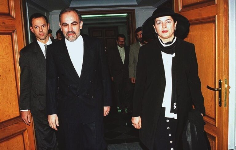 Βάσω Παπανδρέου: Όταν αρνήθηκε να φορέσει μαντήλα στο Ιράν