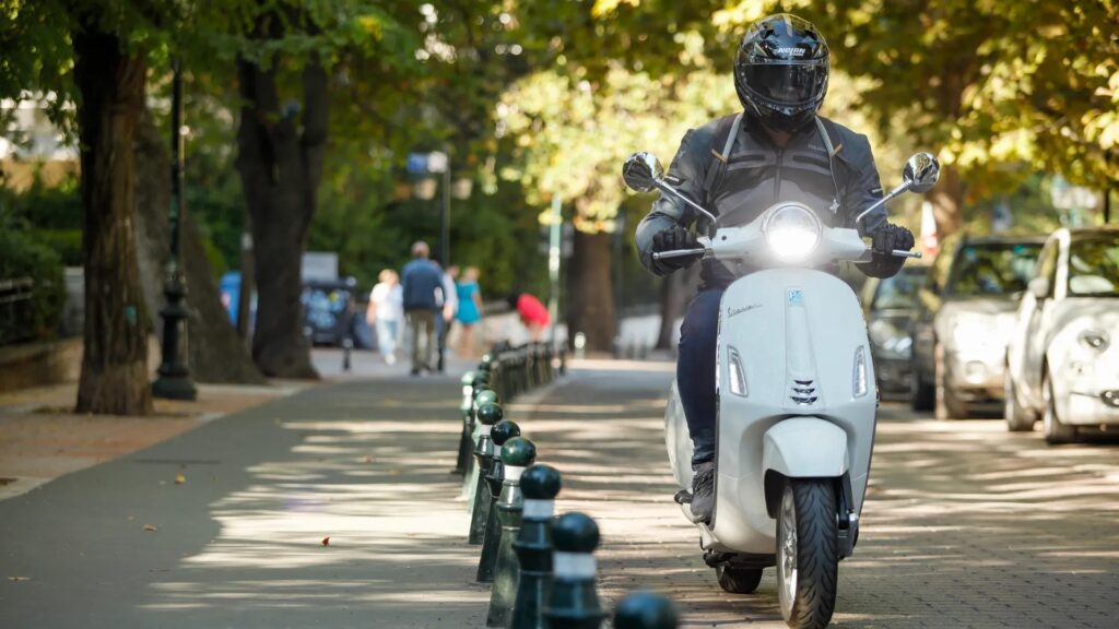 Δοκιμή Vespa Primavera Elettrica 45: Κλασικό… micro mobility