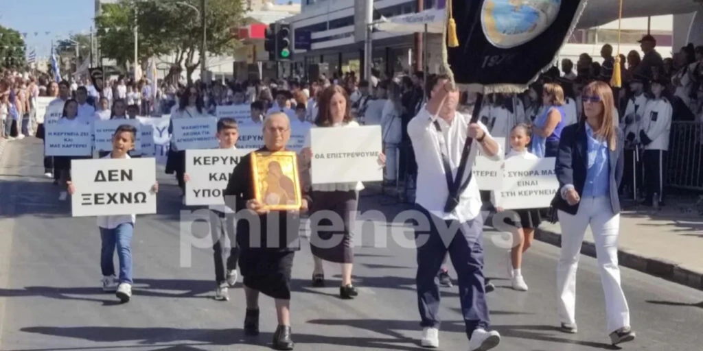28η Οκτωβρίου – Χαρίτα Μάντολες: Η γυναίκα-«σύμβολο» των αγνοουμένων στην Κύπρο παρήλασε