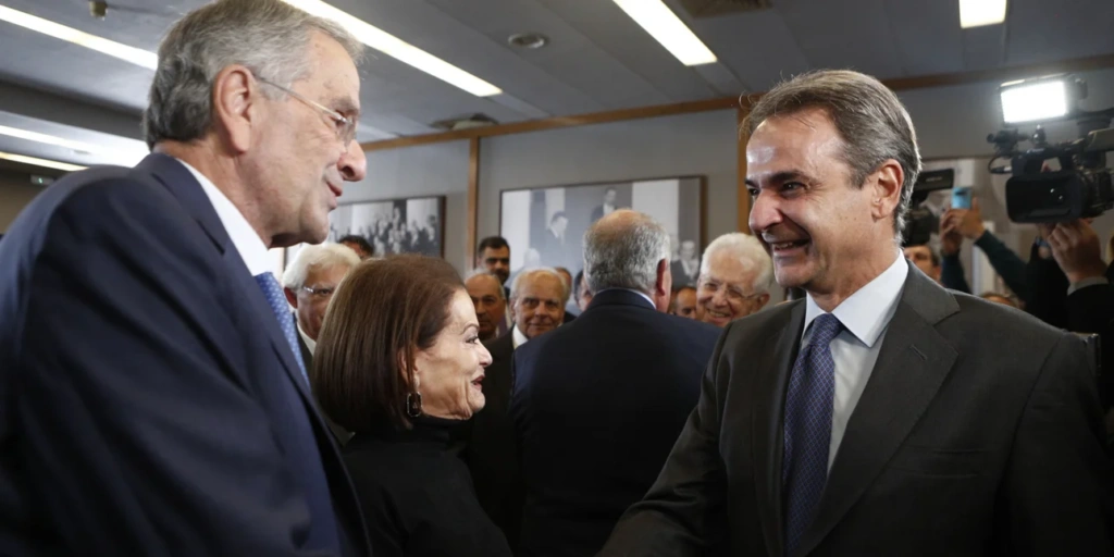 Μητσοτάκης, Καραμανλής, Σαμαράς: Οι χειραψίες και το παρασκήνιο