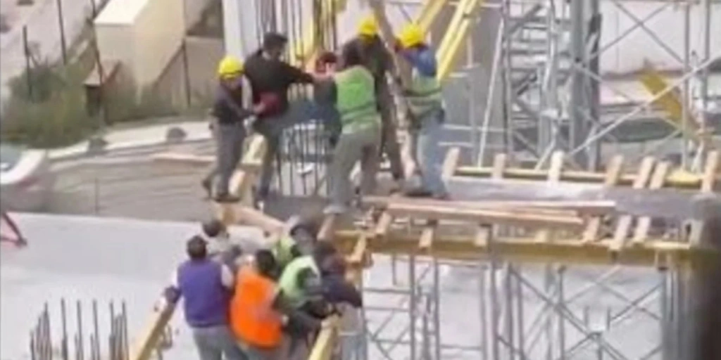 Βίντεο-σοκ από το άγριο ξύλο ανάμεσα σε Αλβανούς και Ρουμάνους εργάτες στο «Καμπ Νου» -Έξι τραυματίε