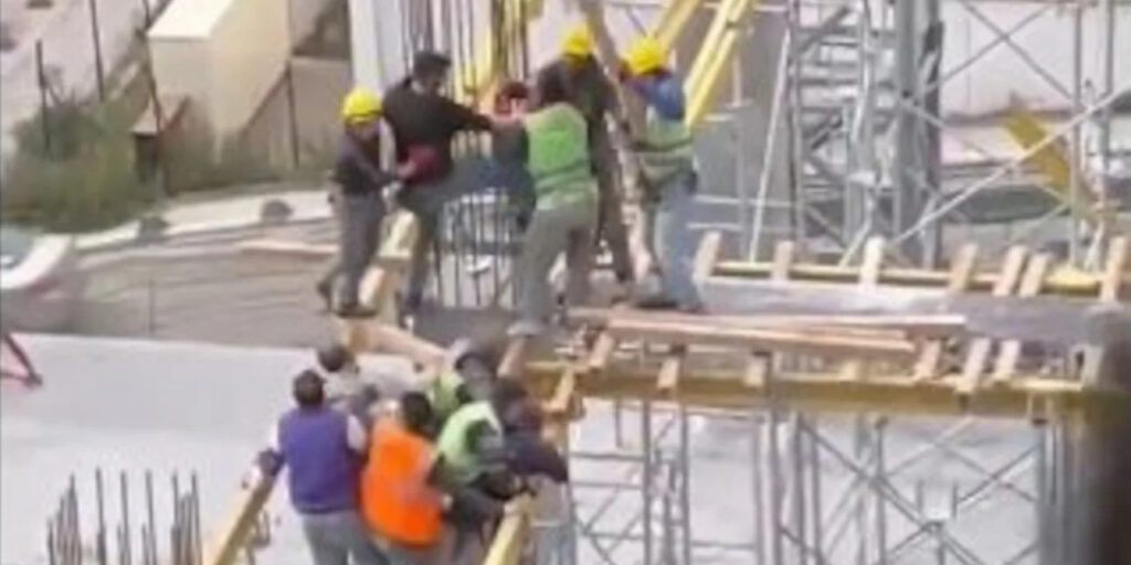 Βίντεο-σοκ από το άγριο ξύλο ανάμεσα σε Αλβανούς και Ρουμάνους εργάτες στο «Καμπ Νου» -Έξι τραυματίες