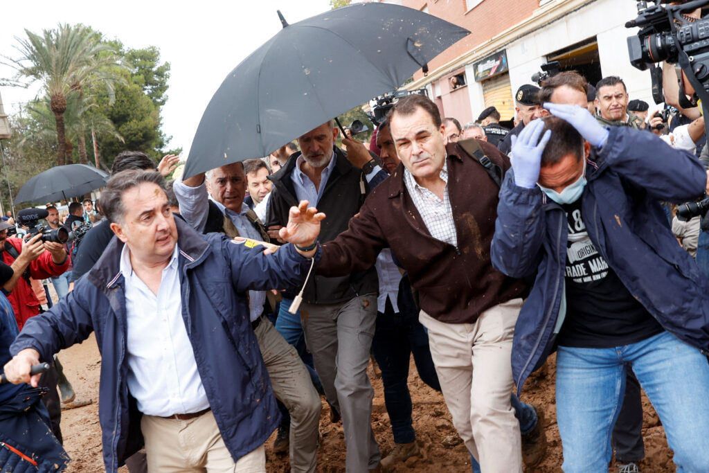 Βαλένθια: Άγρια επίθεση κατά του βασιλιά Φελίπε – «Δολοφόνοι, δολοφόνοι»