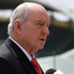 Κορυφαίος ραδιοφωνικός παρουσιαστής κατηγορείται για σεξουαλική κακοποίηση 7 ανδρών και ενός αγοριού