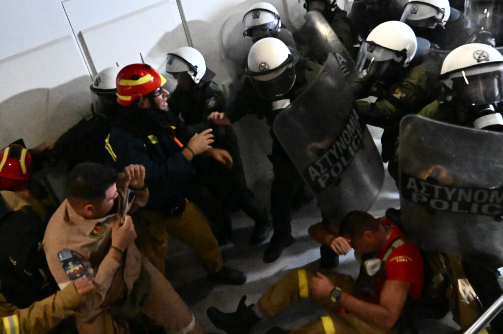 Εποχικοί πυροσβέστες: Νέα συγκέντρωση έξω από τη Βουλή – 14 τραυματίες μετά την κατάληψη