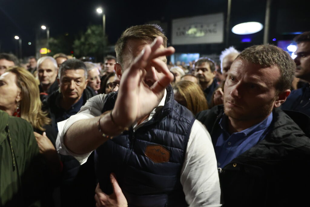 Λιποθυμίες, καυγάδες, μπλόκο στην είσοδο του μπουζουξίδικου και αποχωρήσεις – Όλα όσα έγιναν σ
