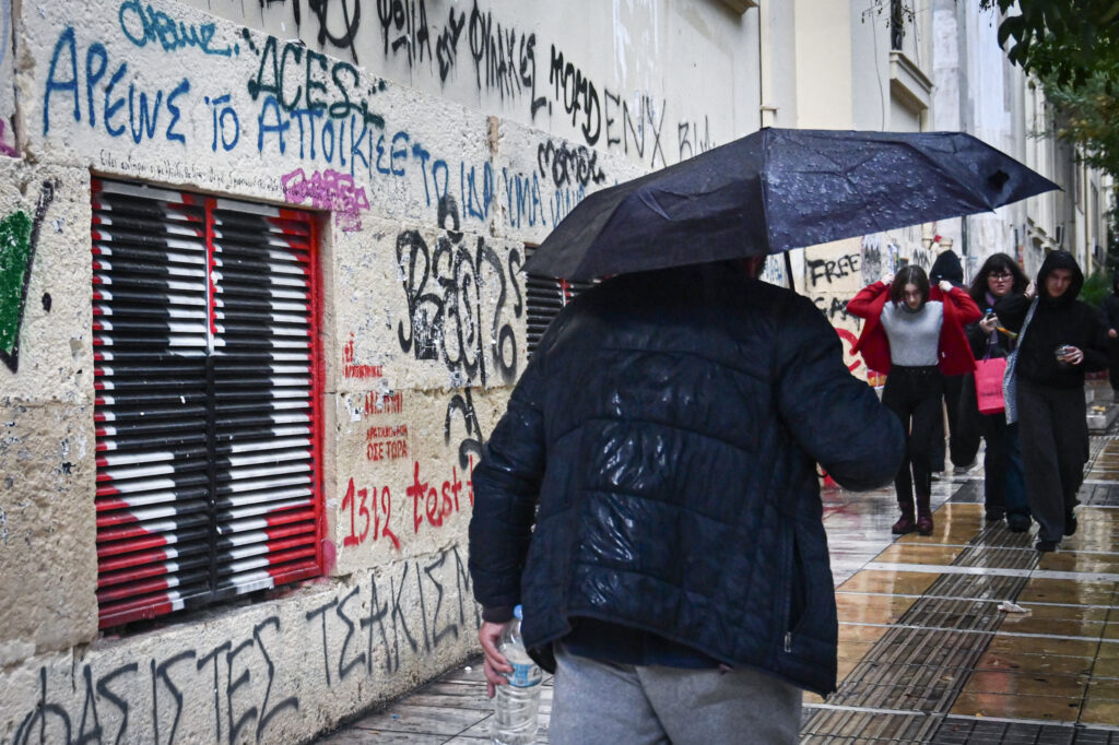 Κακοκαιρία Bora: «Επελαύνει» και στην Αττική – Τρεις εγκλωβισμένοι από τις πλημμύρες – Π