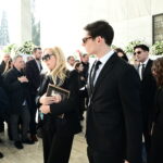 Αντώνης Λυμπέρης: Το τελευταίο «αντίο» στον εκδότη – Συγγενείς και φίλοι συντετριμμένοι στην κηδεία [εικόνες]