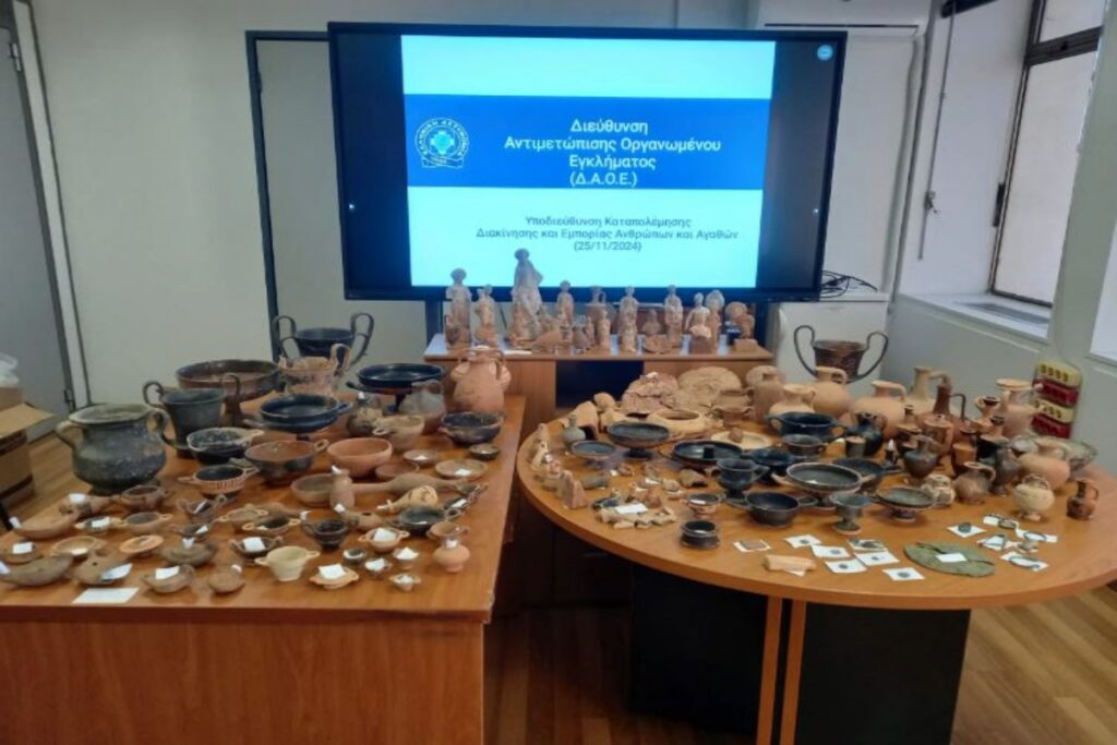 Άλιμος: «Χειροπέδες» σε αρχαιοκάπηλους – Βρέθηκαν στην κατοχή τους 172 αρχαία αντικείμενα [φωτ