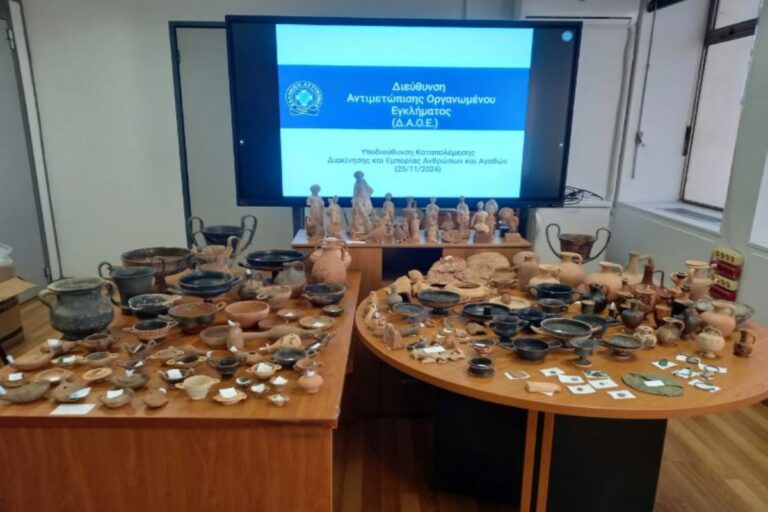 Άλιμος: «Χειροπέδες» σε αρχαιοκάπηλους – Βρέθηκαν στην κατοχή τους 172 αρχαία αντικείμενα [φωτο]