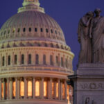 Σάλος στις ΗΠΑ: Άνδρας που είχε λάβει προεδρική χάρη από τον Τραμπ απείλησε να σκοτώσει τον επικεφαλή των Δημοκρατικών στη Βουλή