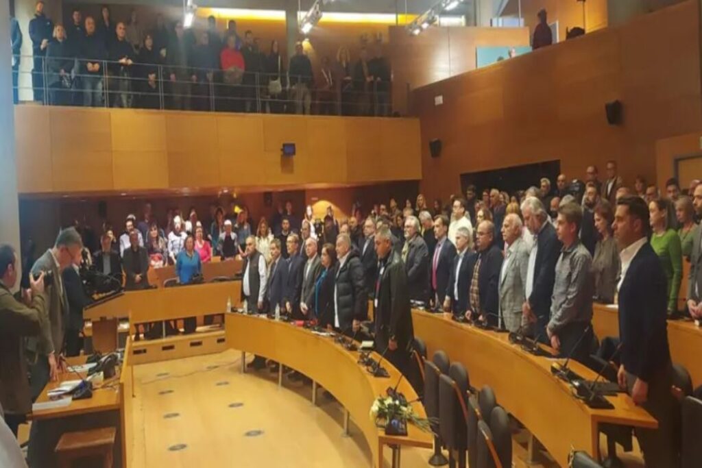 Θεσσαλονίκη: 9 λευκά τριαντάφυλλα στη θέση του Γιάννη Μπουτάρη στο Δημοτικό Συμβούλιο