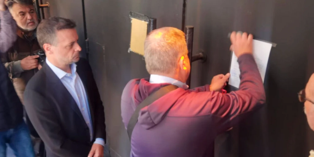 Ο Δούκας σφράγισε λάθος κλαμπ στη Βουλιαγμένης; Η επίθεση Μπακογιάννη και η απάντηση του δήμου