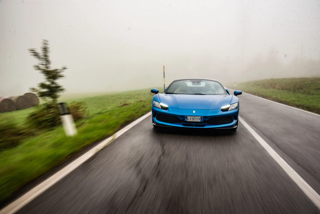 Αποστολή στην Ιταλία – Ferrari 296 GTS: Με το Manettino στο Wet!