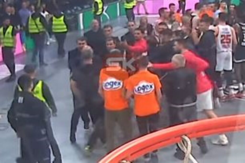 Euroleague: Η στιγμή της επίθεσης του οπαδού της Παρτίζαν στον Μπαρτζώκα [βίντεο]