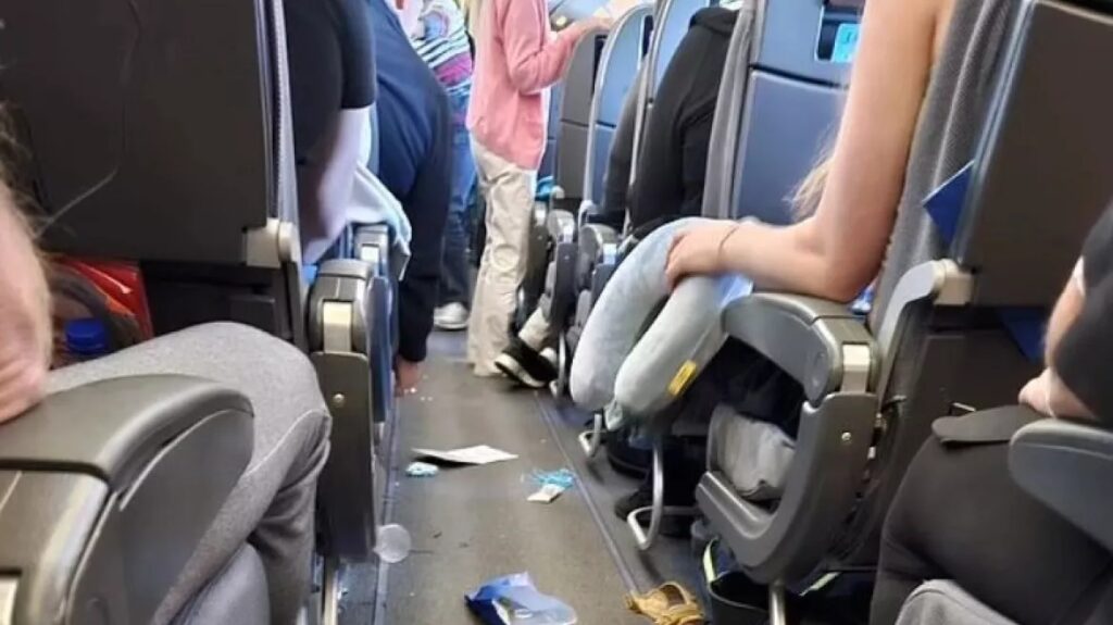 Τρόμος σε πτήση: Αναταράξεις σε αεροπλάνο εκτόξευσε επιβάτες στην οροφή – Απίστευτο βίντεο
