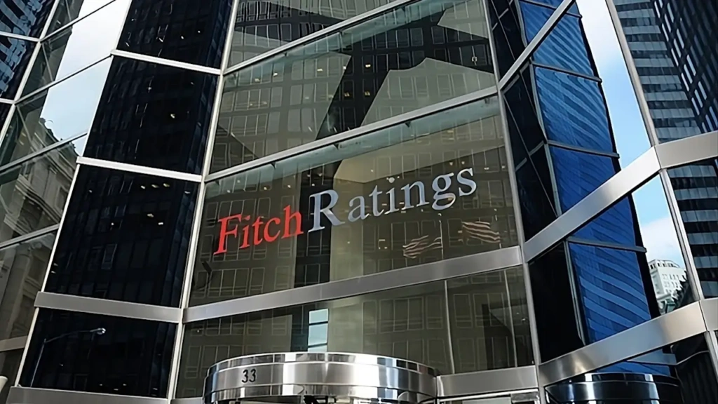 Fitch: Διατήρησε την Ελλάδα στο «BBB-», με σταθερό το outlook